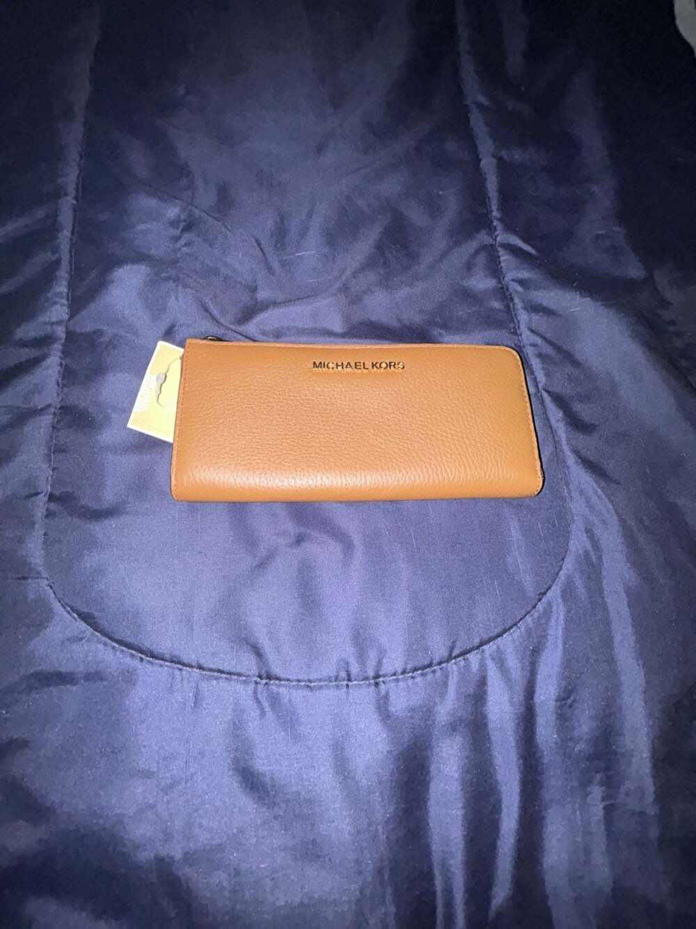 Michael Kors Jet Set Large Pebbled Leather Continental Wristlet Wallet in Acorn - Picture 1 of 1